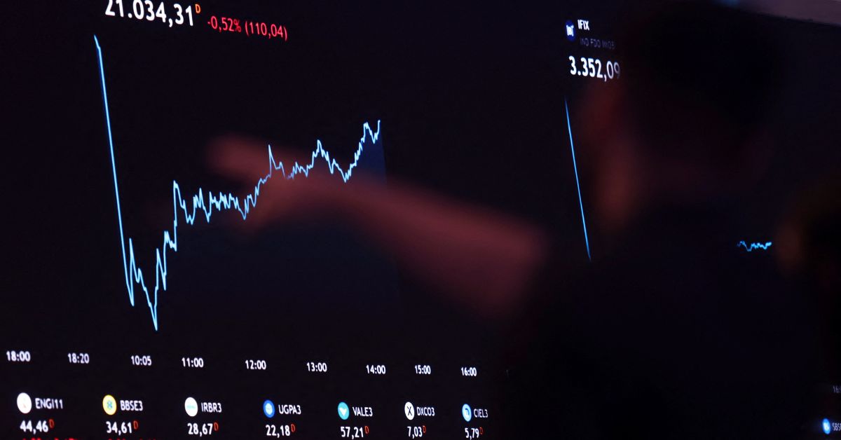 Ibovespa encerra maior série de altas em mais de 30 anos com pressão de Petrobras